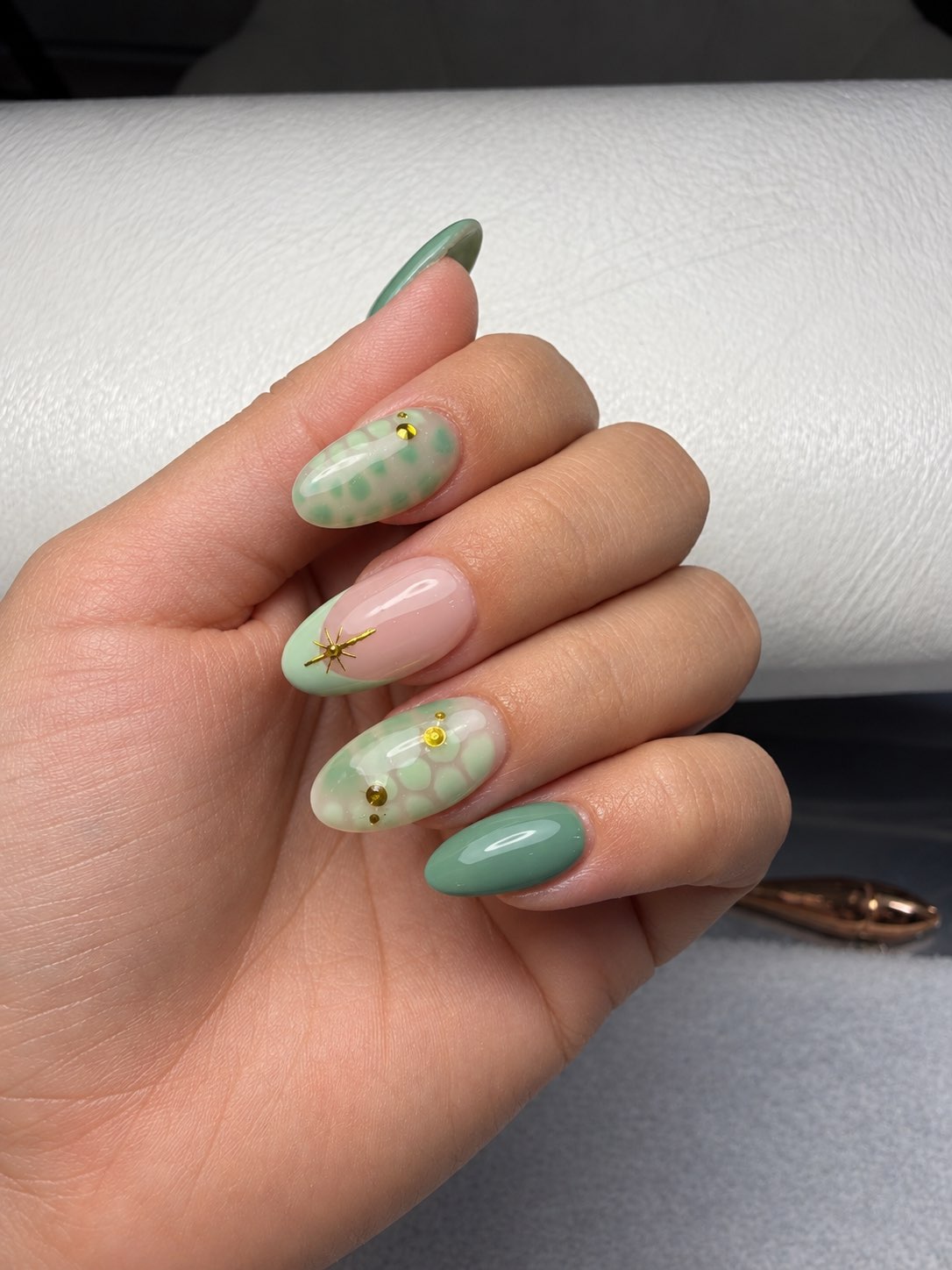 Pose de vernis vert d'eau par Eva.nails